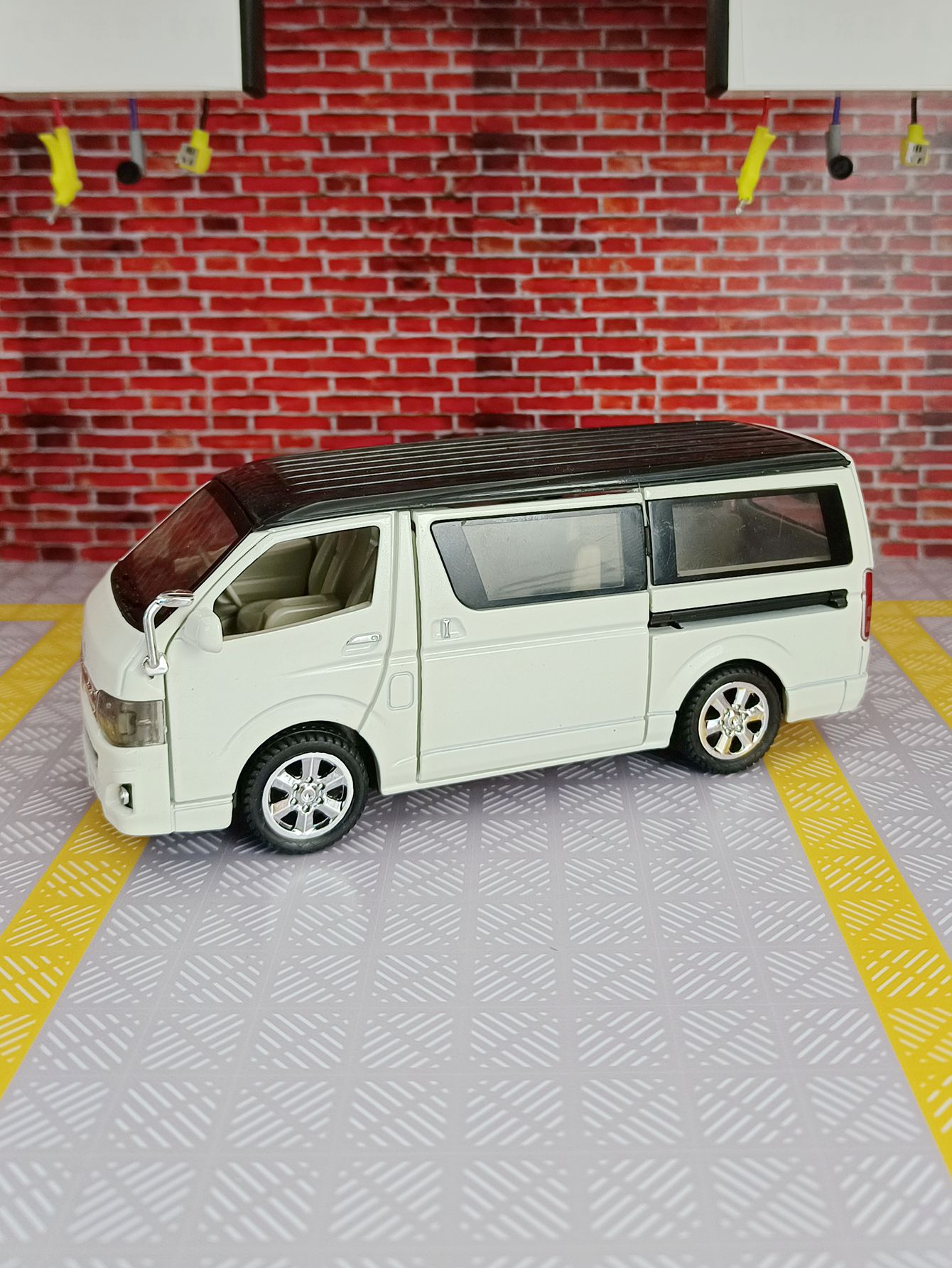 Decor Lighting Returns - 1:32 simulatie Toyota Hiace model van
